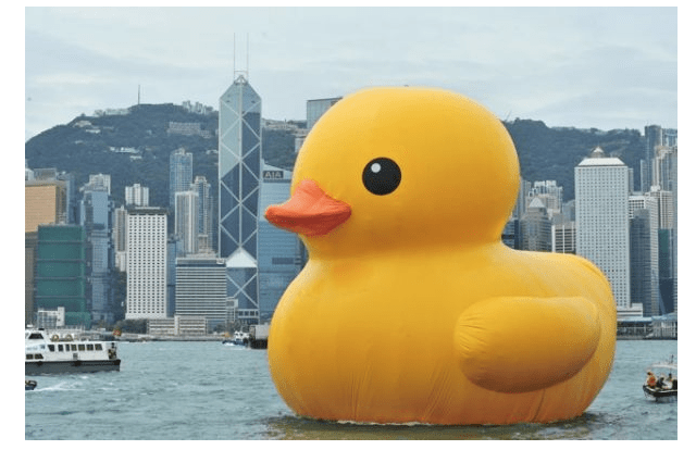 Florentijn Hofman's contemporary pop-art icon Rubber Duck was copied several times over by shanzhai artists (Photo: http://hyperallergic.com/75107/how-pop-art-got-ripped-off/).
